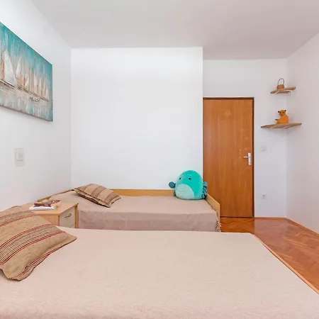 公寓 Bright & Spacious With Terrace In Stinjan