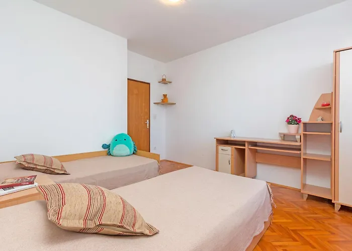 Bright & Spacious With Terrace In Stinjan 公寓