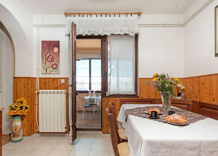 Bright & Spacious With Terrace In Stinjan 公寓 *