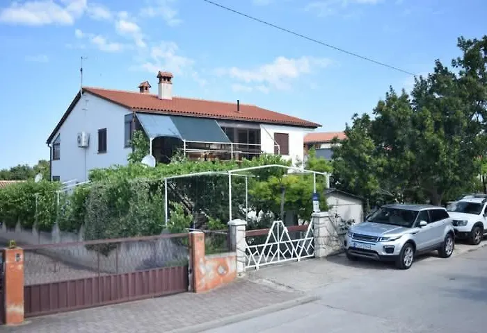 Bright & Spacious With Terrace In Stinjan 公寓 *