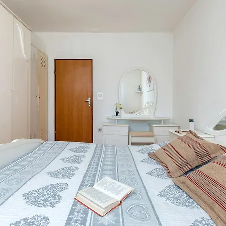 Daire Bright & Spacious With Terrace In Stinjan