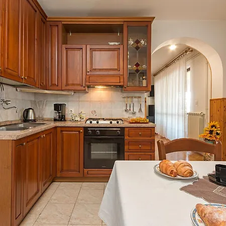 Bright & Spacious With Terrace In Stinjan Daire