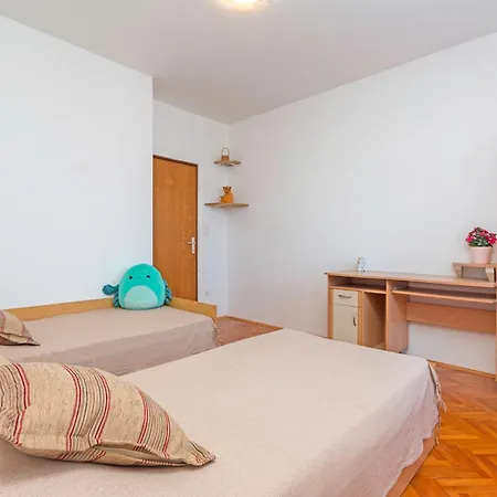 Bright & Spacious With Terrace In Stinjan Daire