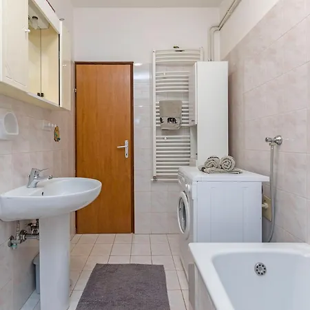 Bright & Spacious With Terrace In Stinjan *