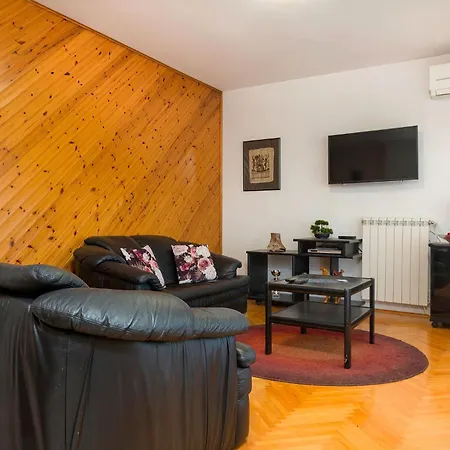 Bright & Spacious With Terrace In Stinjan Pula