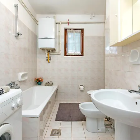 Bright & Spacious With Terrace In Stinjan