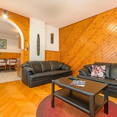 Bright & Spacious With Terrace In Stinjan Daire
