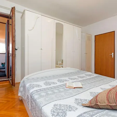 アパート Bright & Spacious With Terrace In Stinjan プーラ