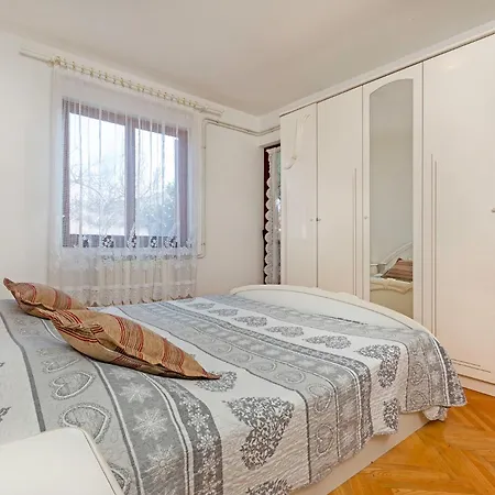 Bright & Spacious With Terrace In Stinjan