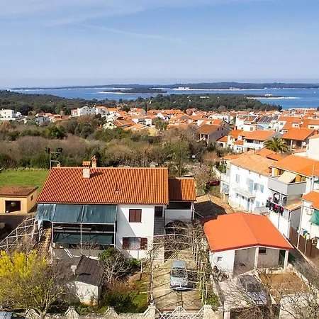 Daire Bright & Spacious With Terrace In Stinjan *