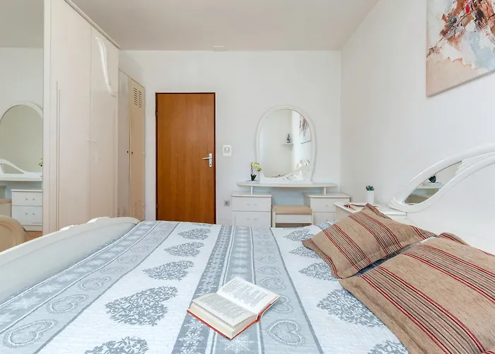 Apartment Bright & Spacious With Terrace In Stinjan