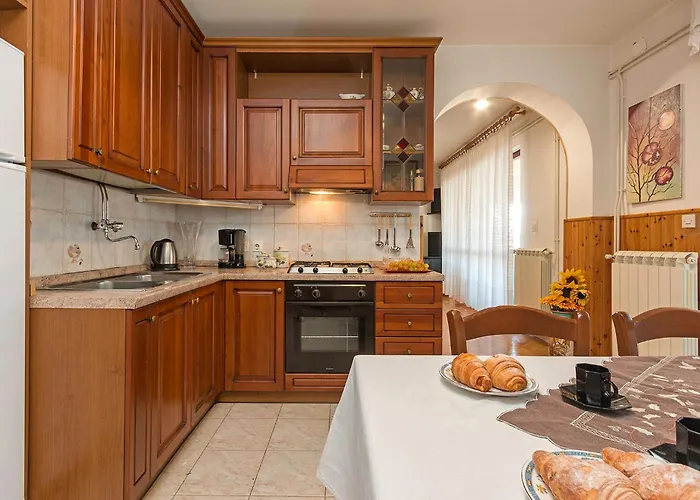 Bright & Spacious With Terrace In Stinjan Апартаменты