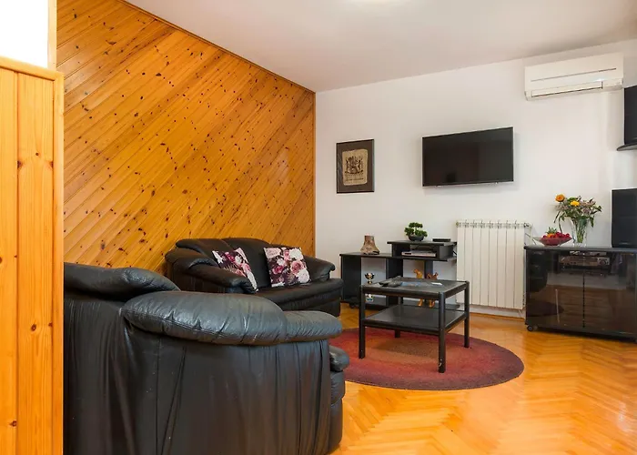 Bright & Spacious With Terrace In Stinjan Пула