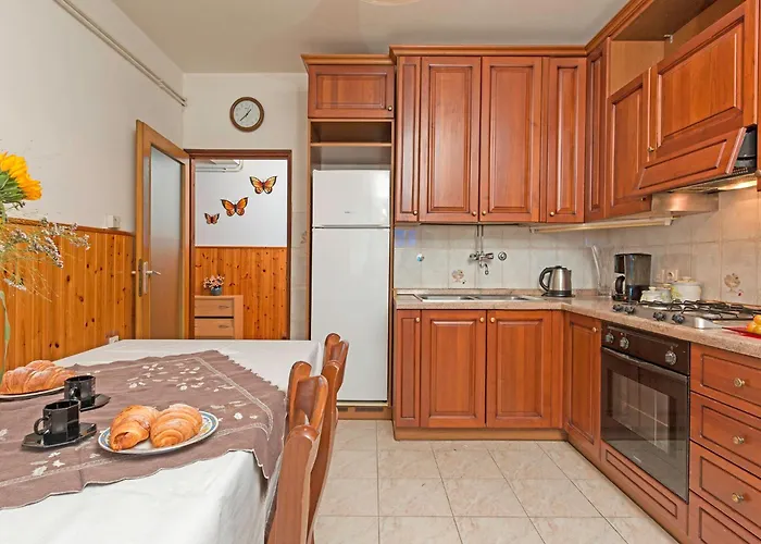 Bright & Spacious With Terrace In Stinjan Апартаменты Пула