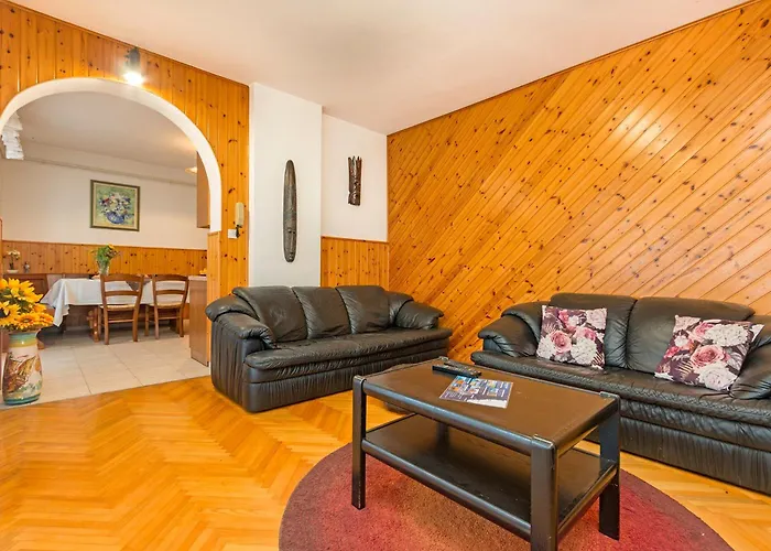 Bright & Spacious With Terrace In Stinjan Апартаменты