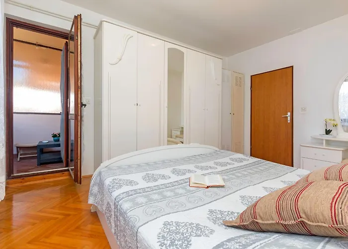 Апартаменты Bright & Spacious With Terrace In Stinjan Пула