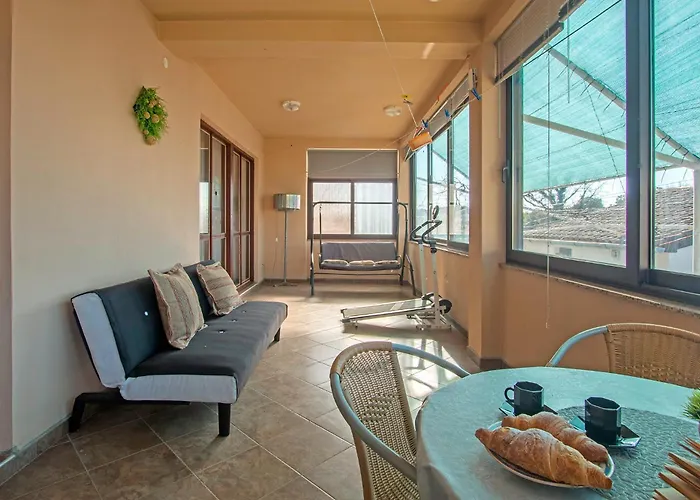 Bright & Spacious With Terrace In Stinjan Apartment