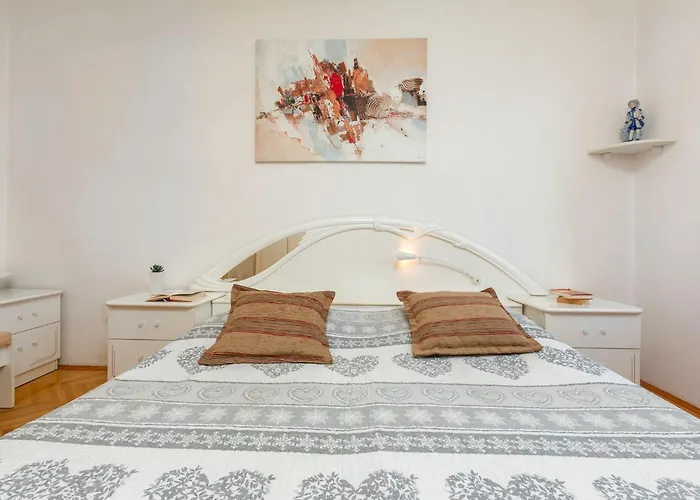 Апартаменты Bright & Spacious With Terrace In Stinjan Пула