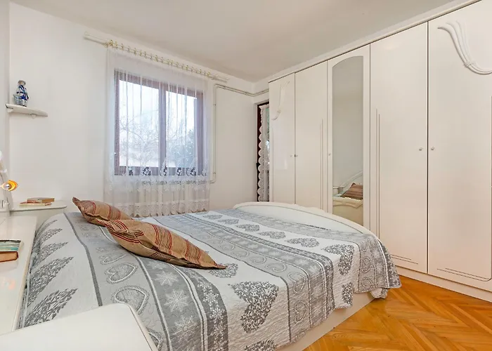 Bright & Spacious With Terrace In Stinjan