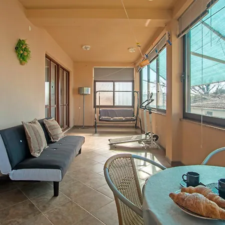 Bright & Spacious With Terrace In Stinjan Apartmán